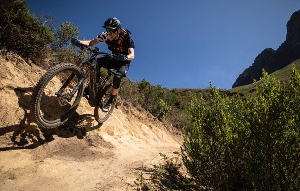 STITESTING: Artikkelforfatteren setter pris på Turbo Levo SLs gode sykkelfølelse på stier i Sør-Afrika. Foto: Etienne Schoeman Testing av Specialized Turbo Levo SL