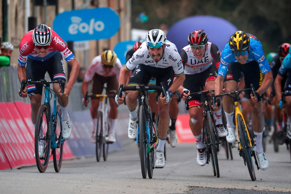 DUELL: De tre kjempet om etappeseieren på den andre etappen av Tirreno-Adriatico. Foto: Cor Vos julian alaphilippe mathieu van der poel wout van aert favoritter milano-sanremo