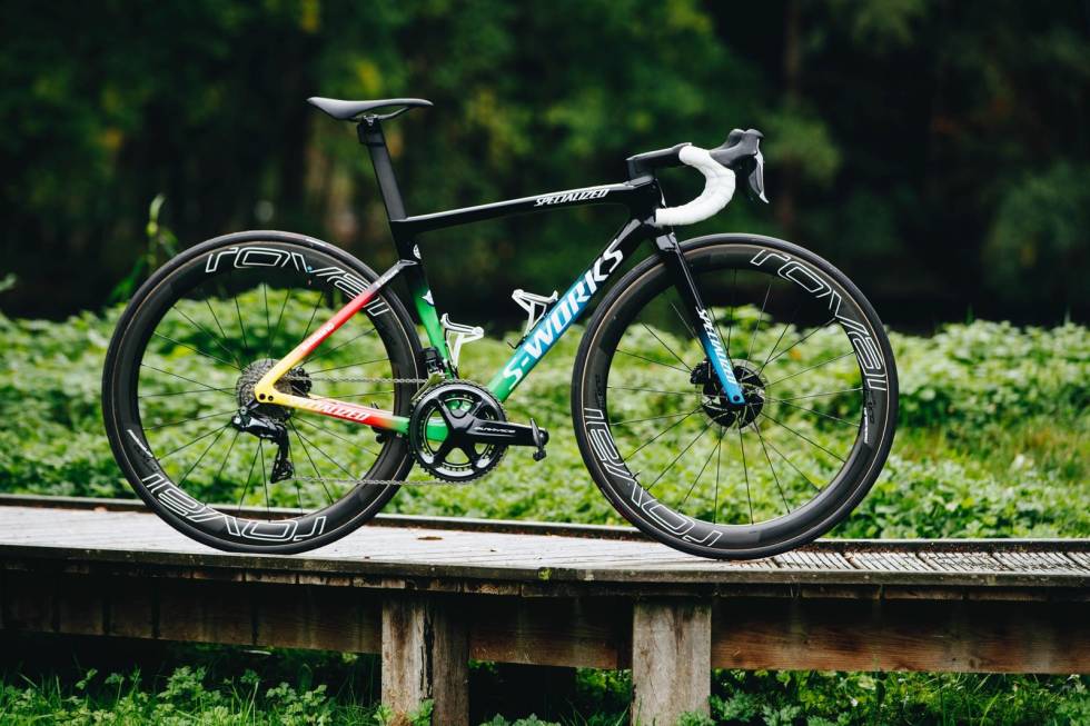 BARN AV REGNBUEN: Slik ser Specializeds tolkning av regnbuefargene ut. julian alaphilippe sykkel