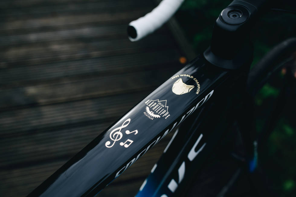 WOLF PACK: Overrøret har fått design til minne om vm-seieren i Imola. Julian-alaphilippe-verdensmester-sykkel-5