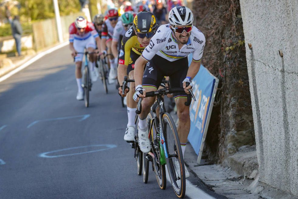 ALAPHLIPPES ANGREP: Som i fjor klinte franskmannen til, men Wout van Aert lå som limt på hjulet hans. Foto: Cor Vos julian alaphilippe wout van aert milano-sanremo angrep poggio 2021