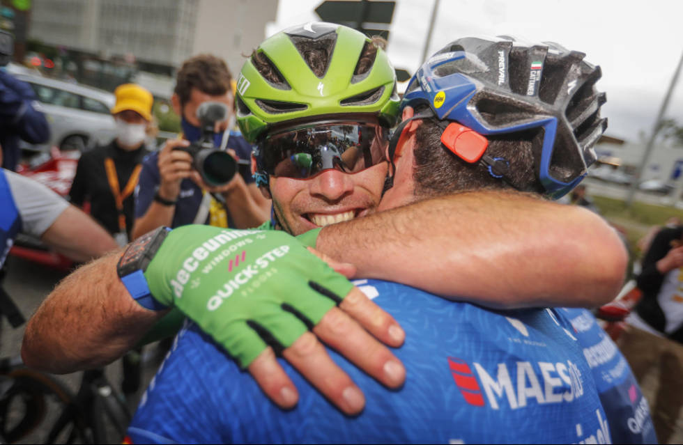 HYLLET LAGKAMERATENE: Mark Cavendish tok seg tid til å omfavne og rose alle lagkameratene etter målgang. Foto: Cor Vos julian alaphillipe, tour de france