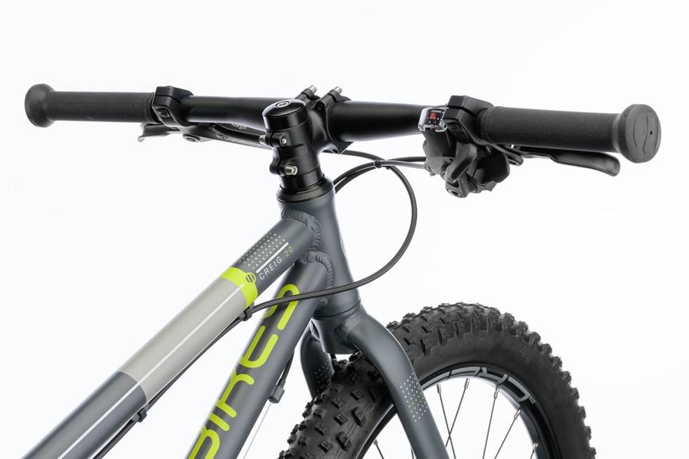 GODT TENKT: Fronten på Islabikes sine sykler har få tilfeldigheter. Håndtakene har en ytre kant som gjør at hendene ikke sklir av, og styret som er passe smalt kan både byttes til et bredere ett, og justeres i høyden ved å bytte om på avstandsringer under styreframspringet. justere styre barnesykkel