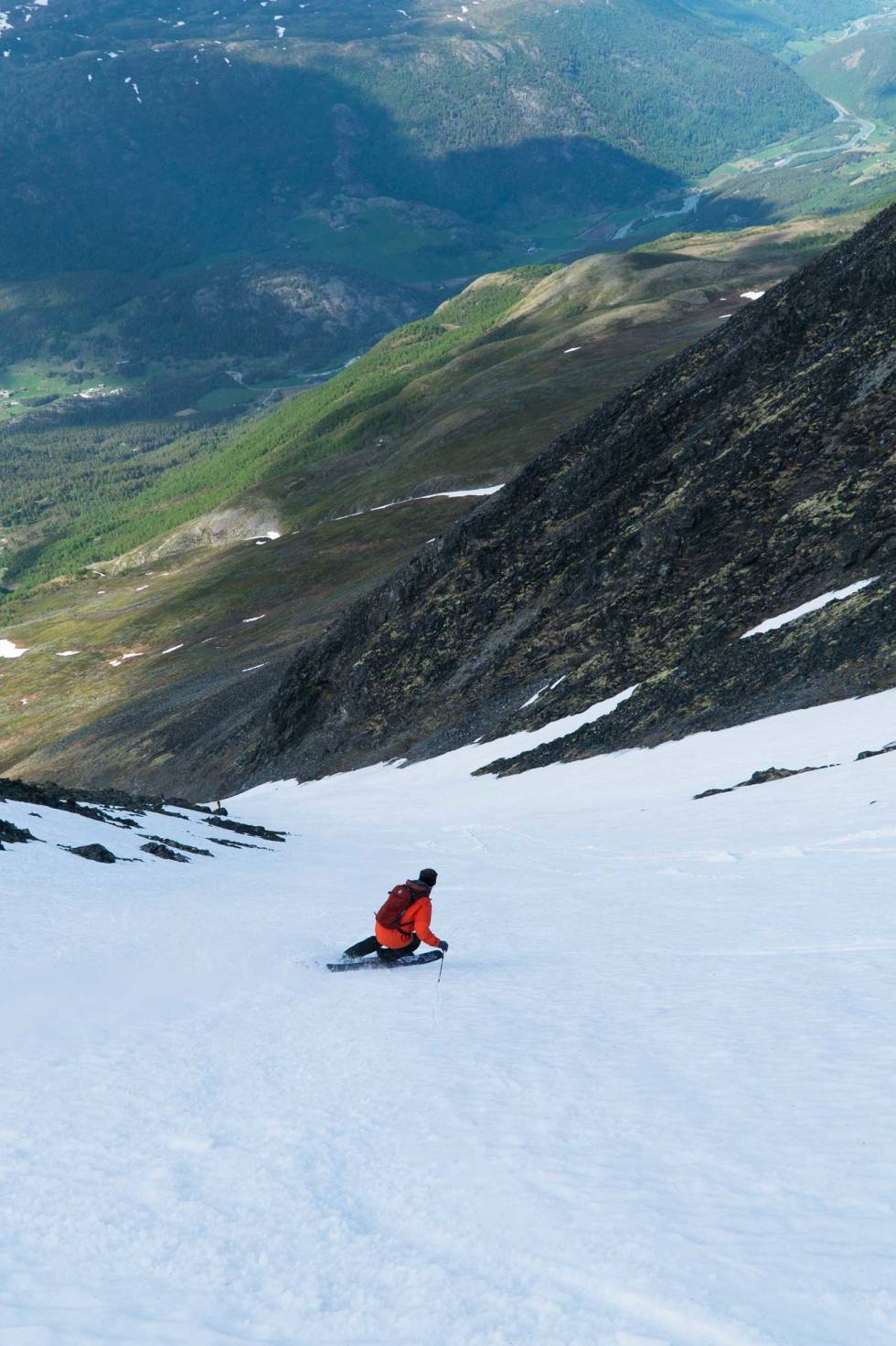 RENNE: Det smalner gradvis inn for Hans Petter Hval, som er på vei ned mot halfpipen i bunn. Foto: Henrik Ulleland Nyskridugrove