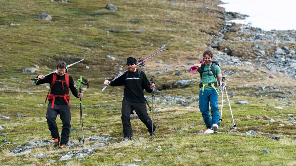NEDE: En svett og fornøyd gjeng kan konstatere at forrige skisesong ble avslutta på ypperlig vis. Fra venstre: Tore Meirik, Hans Petter Hval og Erlend Sande. Foto: Henrik Ulleland Nyskridugrove