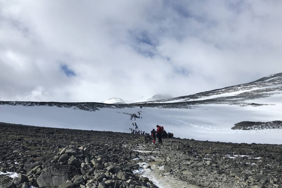 Per Arne Vole sendte oss bilde fra utsikten på andre siden av telefonen - på tur mot Galdhøpiggen. Foto: Per Arne Vole Galdhøpiggen Juvass Per Arne Vole sommerski Stryn Fonna Fri Flyt guide
