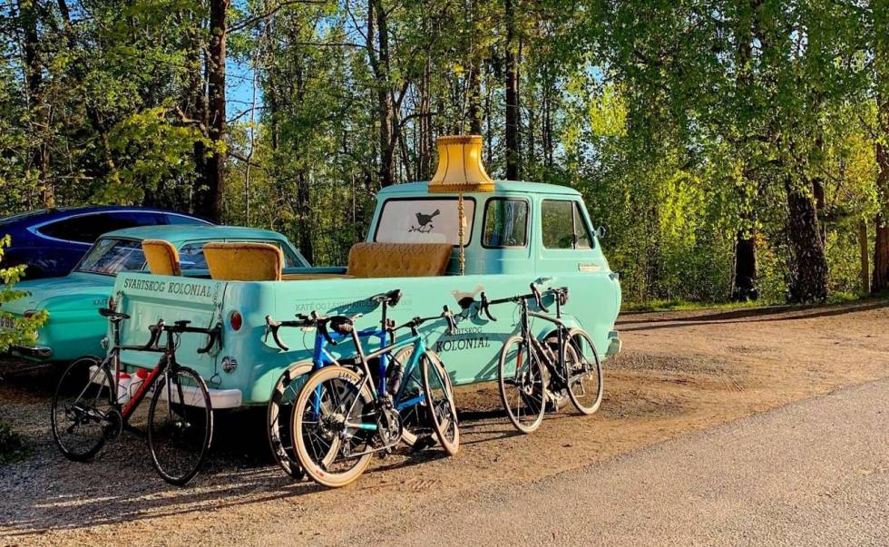 PRAKTISK: Landeveissyklister elsker kaffestopp. Da er terrengpedaler klart mest praktisk, men kanskje ikke «kulest»? Foto: Hans-Flensted Jensen. kaffestopp-sykkel