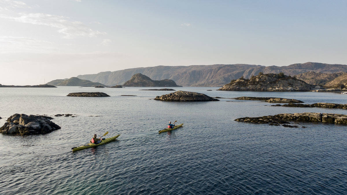 ARKIPEL: Det er ordet man kan flotte seg med om man skal omtale en øygruppe. Bremangerlandet, Frøya og Vågsøy tilbyr et prakteksempel. Foto: Magnus Roaldset Furset kajkkfred02