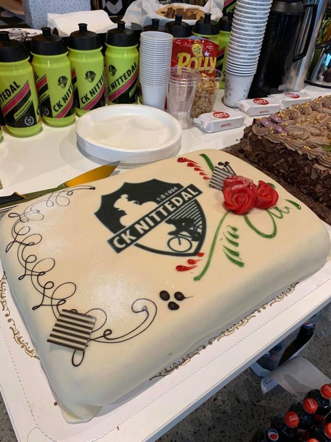 KAKEFEST: CK Nittedal bød på kaker da det nærmet seg innspurten for 25-timers eventen i forbindelse med 25-årsjubileet til klubben. Foto: Stein Magnus Olafsrud CK Nittedal 25-årsjubileum Zwift-maraton 25 timer sykkelmaraton