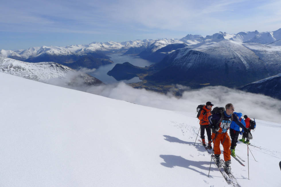 Lettgått terreng lans den store ryggen som heter Torslåtten. Flott utsikt innover mot Isfjorden i bakgrunnen. Foto: Halvor Hagen Kaldtinden-Toppturer-i-Romsdalen-2