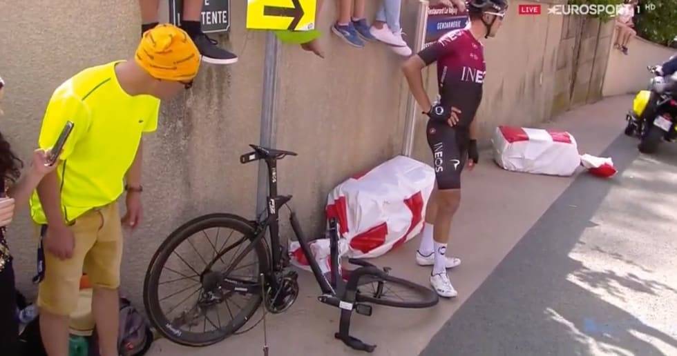 DELT I TO: En karbonramme til 40.000 kan fint knekke i en velt, både på ritt og trening. Her er det store variasjoner, for hva forsikringsselskapet dekker. Illustrasjonsfoto: Skjermdump, Eurosport. karbonramme ødelagt