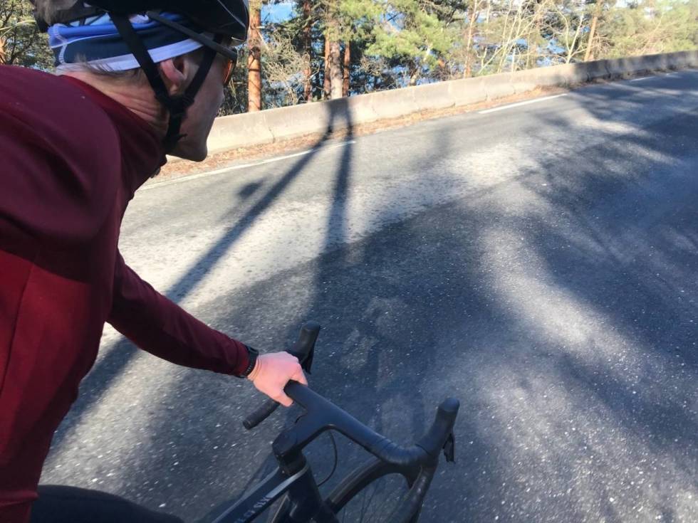 TESTING - TESTING: Et karbonstyre er akkurat like trygt som et alu-styre. Begge deler kan fint gå i stykker av ulike årsaker. Foto: Øyvind Aas. karbonstyre