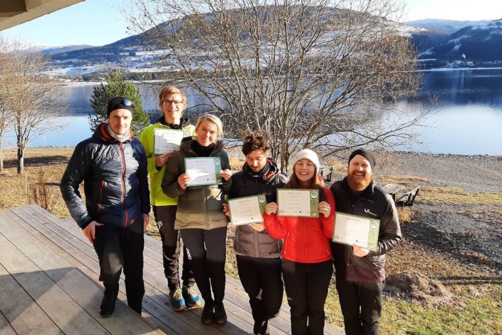 LEVEL 1: Denne gjengen har nettopp bestått nivå 1 i NMIG sin sykkelguideutdanning. Fra venstre: Instruktør Joar Wehle, Vegard Voll Bøyum, June Jansson, Petter Edvardsen Westgaard, Sol Idland og Øyvin Solstad. Foto: Kasper Madsen, Bike Beitostølen nivå 1 sykkelguide