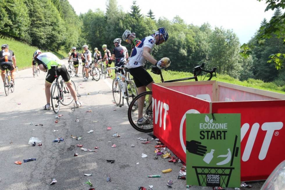 DET BLIR BEDRE: Så godt som alle sykkelritt med selvrespekt har opprettet kastesoner. Her fra Giro delle Dolomiti. Foto: Arrangøren. kastesone for avfall i sykkelritt
