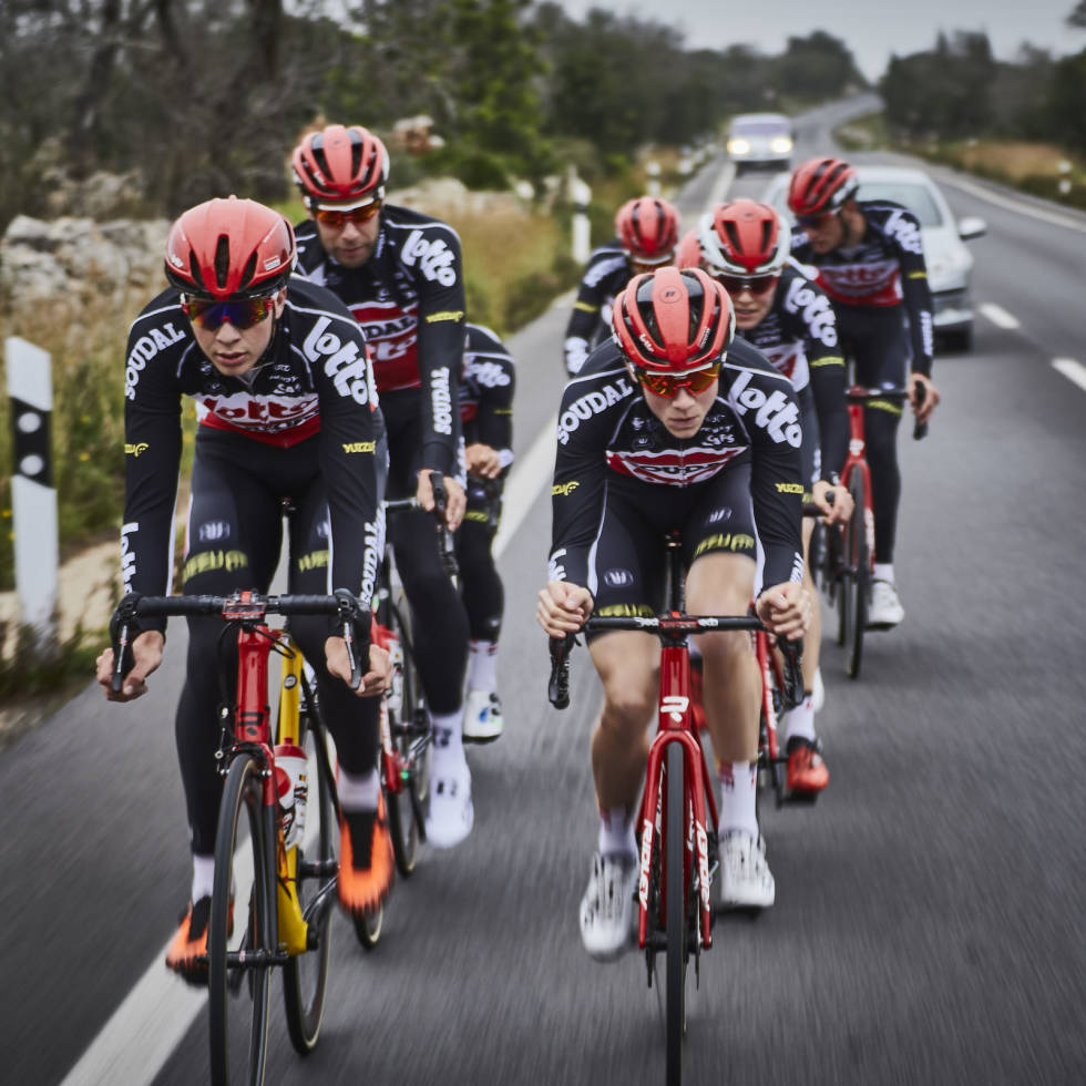 PERMITTERTE SYKLISTER: Coronaviruset rammer også toppidrettsutøverne hardt som plutselig ser sesongens store mål bli utsatt og kansellert. Foto: @facepeeters Lotto-soudal syklist Carl Fredrik Hagen sin coronatrening