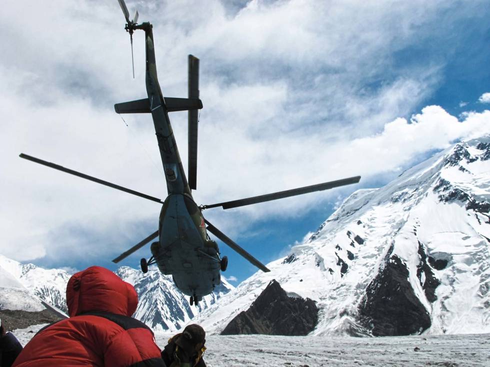 Flytur: MI-8 militærhelikoptre transporterer klatrere inn i basecamp. Foto: Asset Danyalov Khan-Tengri-Asset-Danyalov-2