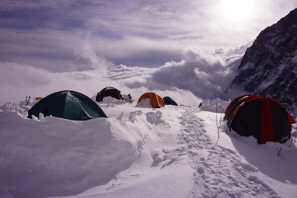 Nydelig: Det fineste av morgengløtt, med sol og hvite skyer på alle kanter. Foto: Asset Danyalov Khan-Tengri-Asset-Danyalov-4