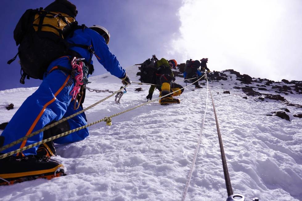 Klatring: Tidvis var det skikkelig bratt. Hjelm var obligatorisk. Foto: Asset Danyalov Khan-Tengri-Asset-Danyalov-5