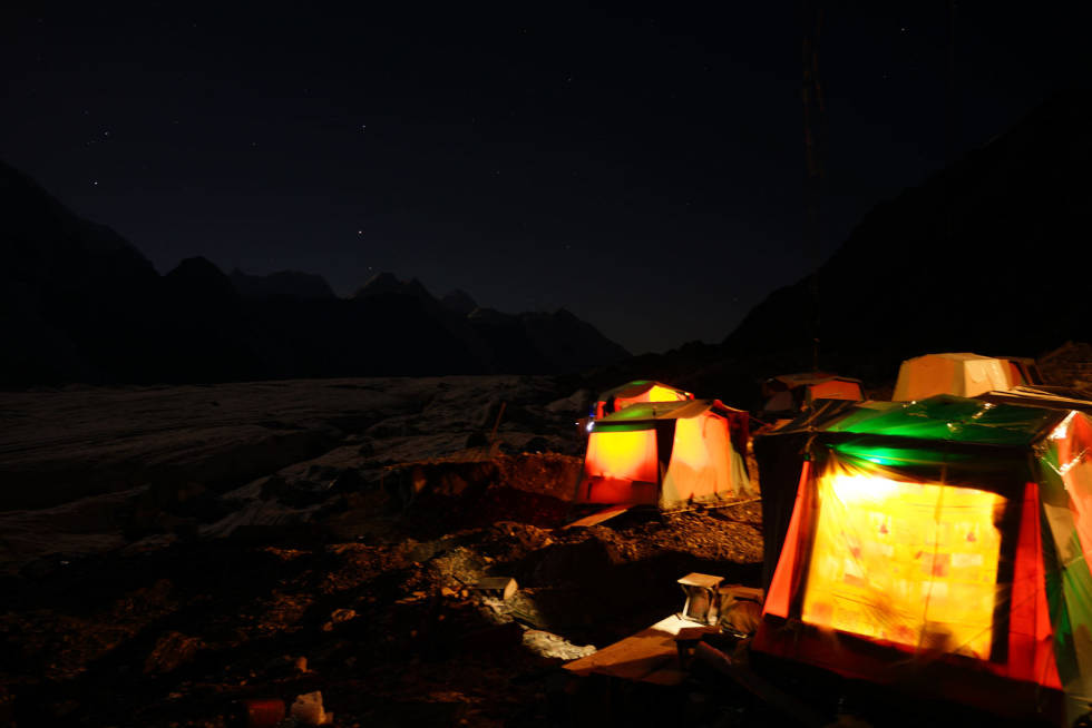 Natt: Basecamp i mørket. Veldig stille og veldig kaldt. Vi drakk te og fortalte historier. Foto: Asset Danyalov Khan-Tengri-Asset-Danyalov-6