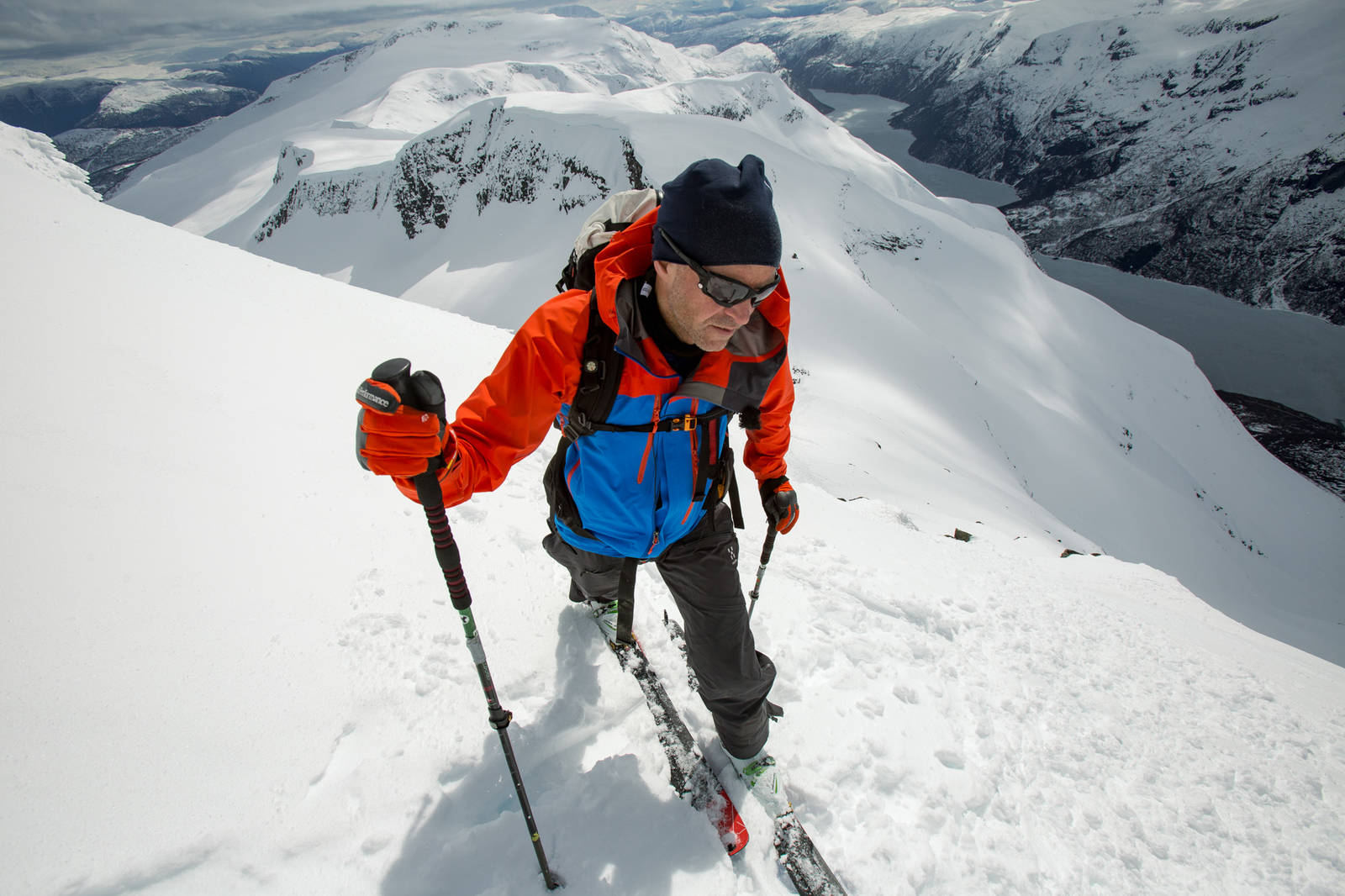SNUPOERASJON: Før eller senere vil du ha nytte av en kickturn. På denne bratte fjellsiden på vei opp til Hesten i Jotunheimen, måtte Bård Smestad gjøre kickturn på omtrent hver 10-ende meter. Bilde: Christian Nerdrum kickturn jotunheimen