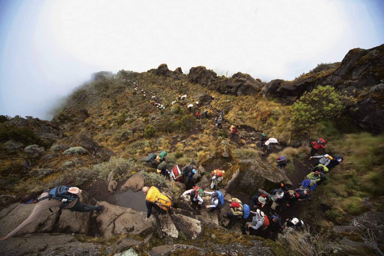 ØKO-TURISME: Kilimanjaro er ikke bare et fjell, men enn del av en afrikansk kultur der mange 1000 bærere, kokker og guider vier livet til fjellet for å hjelpe turister til å krysse av på lista over ting vi må gjøre før vi dør. Foto: Matti Bernitz Pedersen Kilimanjaro fjelltur reise