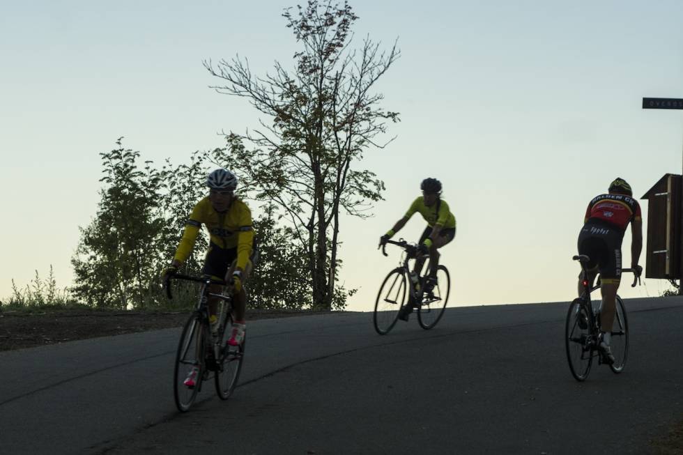 VERDENSMESTER: Kim van Orschoot (midten) satt verdensrekord på 10 000 høydemeter da hun syklet Hope Challenge Oslo i 2018. Foto: Bjørn Saksberg Hope Challenge inn i NCF-varmen