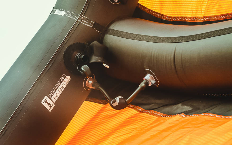 ONE-PUMP: Slingshot var de første til å komme med et velfungerende Oone-pump-system som gjorde at du bare trengte å pumpe opp én ventil. Systemet var faktisk så oppegående at det ser nesten helt likt ut i dag. Slingshot var de første til å komme med et velfungerende Oone-pump-system som gjorde at du bare trengte å pumpe opp én ventil. Systemet var faktisk så oppegående at det ser nesten helt likt ut i dag.