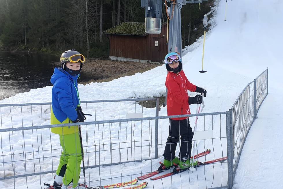 Kidsa var godt fornøyd med snøforholdene i Kjerringåsen på lørdag, der det var åpent for både syklister og alpinister på lørdag. Foto: Pål Grotnes Kjerringåsen ski og sykkel i januar
