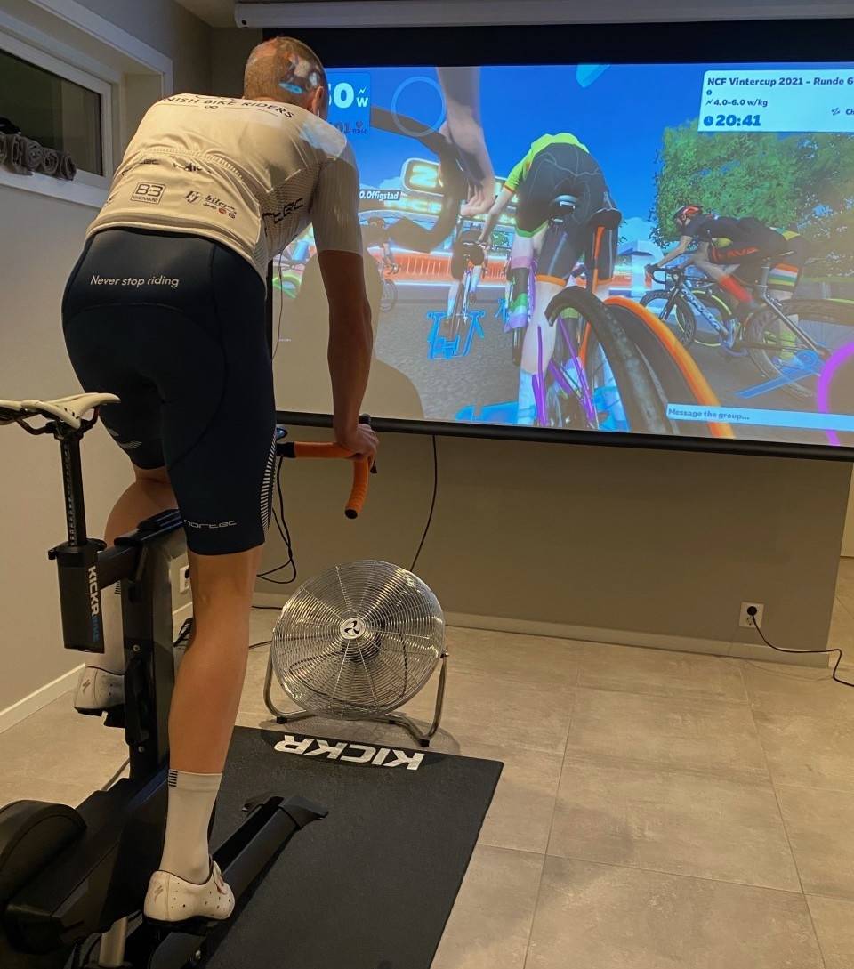 OVERSIKT: Kjetil Farup bruker prosjekter og 100 tommers lerret til de større og viktigere Zwift-rittene. Til hverdags nøyer han seg med en 55-tommers TV. Kjetil Farup i Zwift