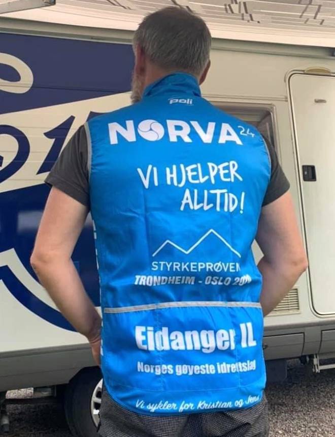 ROCKET MAN: Kjetil Haugersveen med vesten til Eidanger IL der det står at laget sykler for Jens og Kristian Kjetli Haugersveen i Eidanger IL