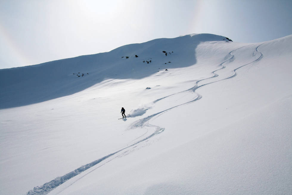Snøen holder seg lenge tørr i nordsiden på Kjøsen. Kjøsen-Toppturer-i-Romsdalen-2