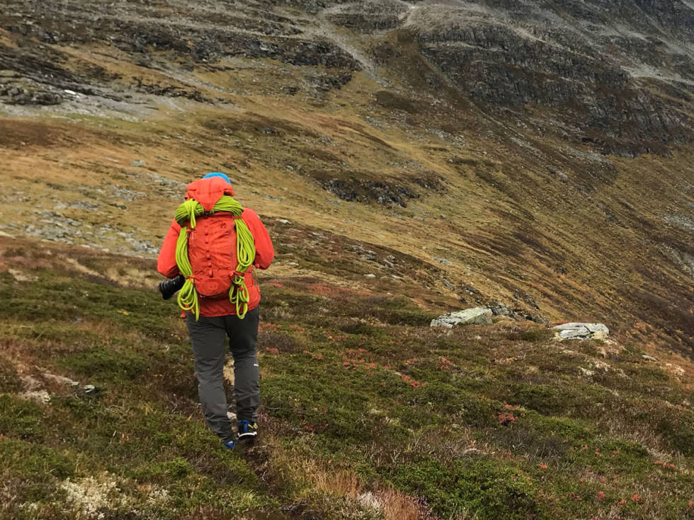 BÆREKOMFORT: Sekken skal ikke bare være veldig lett og passe sammen med klatreselen, den må også ha et godt bæresystem for anmarsj og retur. Her er testvinneren på vei tilbake etter tur på vestre Gjelkant i innerdalen. Foto: Siv-Elin Skogen test sekk fjellklatring