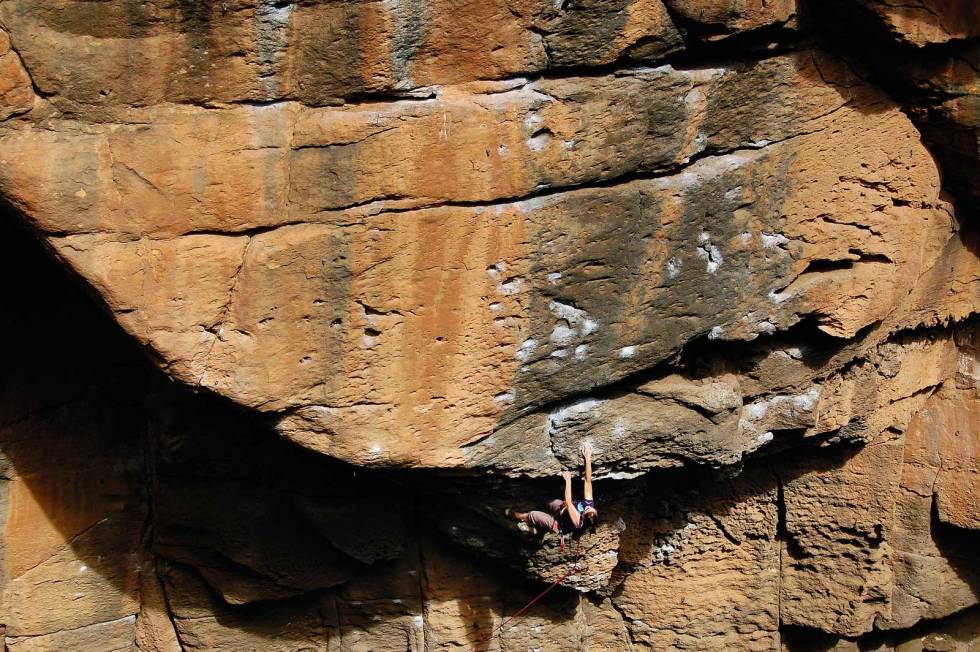Dame på tur: Pia Albertson får seg en romjulspump på Cabrolina (7b), Arico Lower, Tenerife. Foto: Dag Hagen Klatretrening-Buldring-2