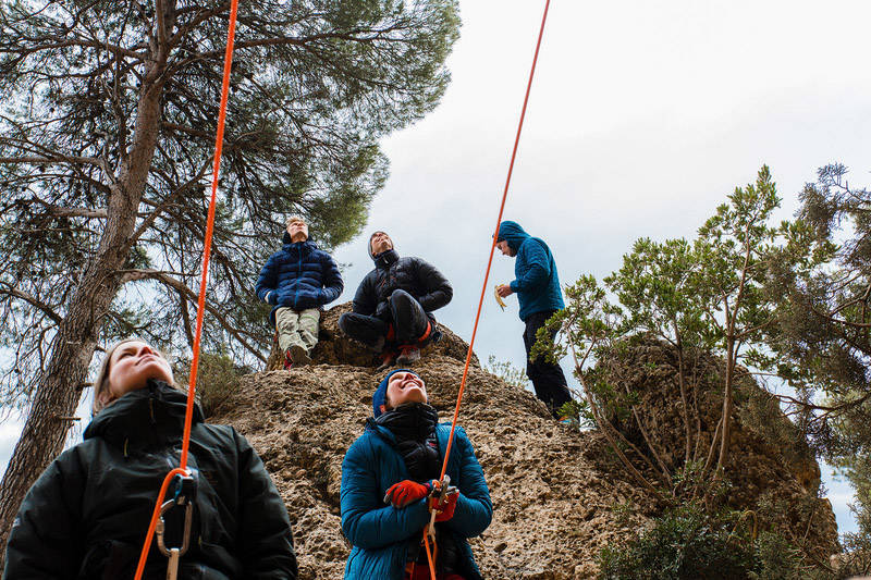 TILSKUERE: Høyt hang de, men sure var de ikke. Synnøve Berg Nesheim og Nina Skaugvoll sikrer. Foto: Dag Hagen klatring-klatrereise-spania-siruana-catalunya