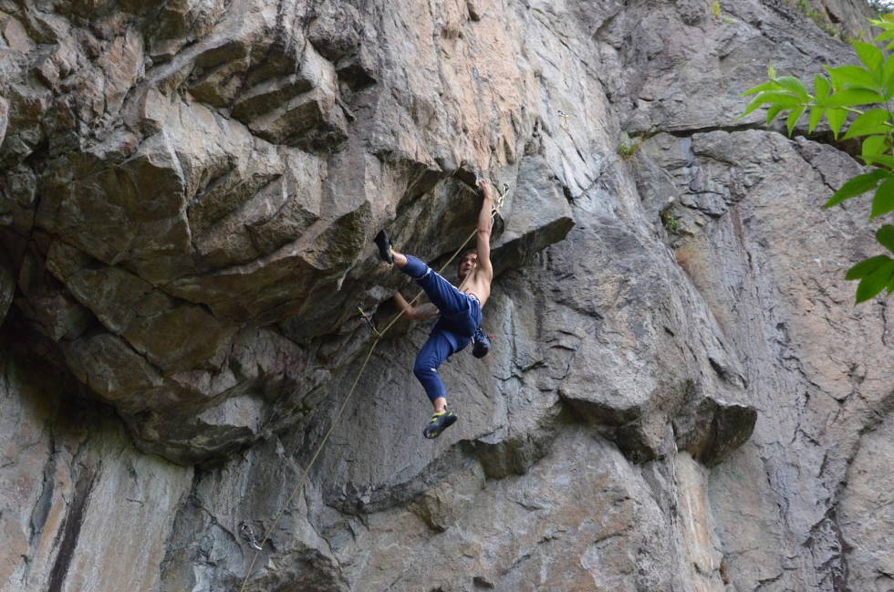 KVINESDAL: Ruben Nordås i cruxet på Silverback 8-.Ruta er beskrevet i Sørlandet Rock. Foto: Kvinesdal Rock Club Ruben Nordås i curxet på Silverback 8-