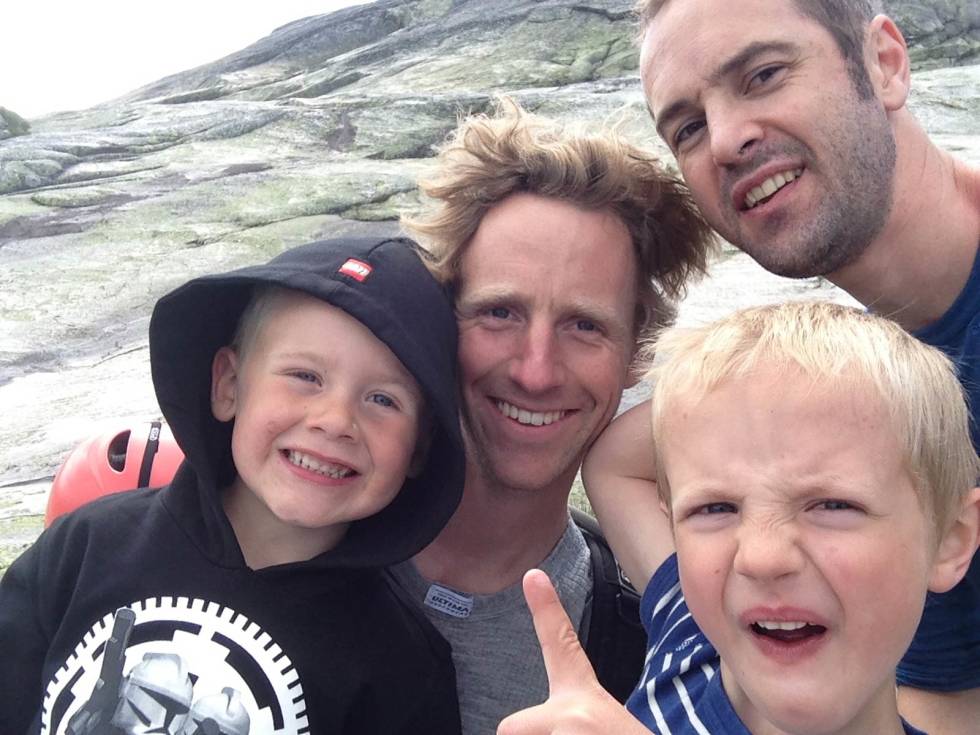 Fullkommen glede! Fra venstre: Sverre Urnes Hovland, Stein Ivar Hovland, Eivind Sirnes og i front Jona Sirnes. Foto: Stein Ivar Hovland Klatring-med-barn-4