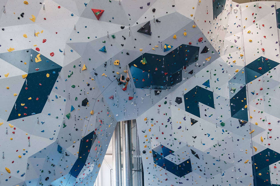 Mørkvedhallen sine ubesudlede vegger står klar om snaue to uker. Foto: Bjørnar Smestad mørkvedhallen klatring inneklatring vegg