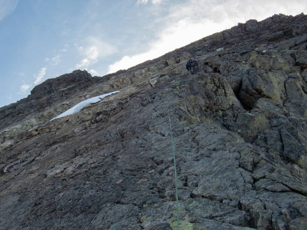 NORDFLANKEN: Her er det mange som synes det er greit å bruke tau pga eksponeringen. Foto: Tor Bjærum Klatring opp nordsida