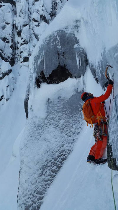 FIN IS: Signar på vei oppover. Foto: Harry Mchgie alpinklatring Lofoten