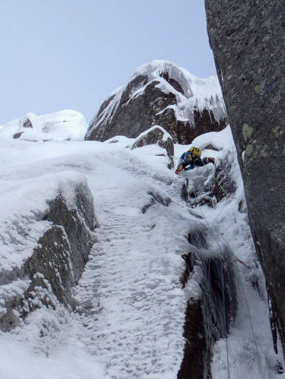 VARIERT: Harry Mchgie jobber seg oppover. Foto: Signar André Nilsen Alpinklatring Lofoten