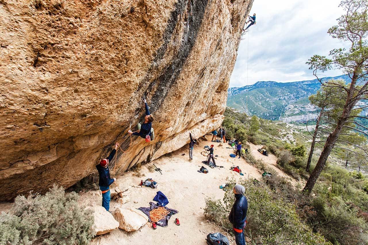 OPPSKRIFTSMESSIG: Magnus Midtbø onsighter Corporació Antiestètia (7c) den første dagen i Margalef. Foto: Dag Hagen klatring-spania-klatreferie-catalunya