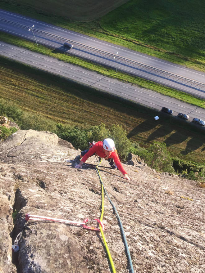 TRE-STJERNERS: Størenhammeren har fin klatring over flere taulengder, og veldig kort anmarsj. Ingvild Farstad er på vei opp siste del av siste taulengde på superklassikeren Lyneggen (5-). Foto: Tore Meirik Klatring Størenhammeren