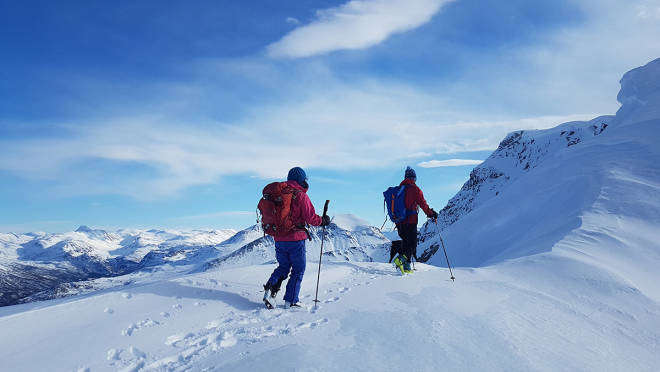 FYLLING AV SJELEN: Aslak Aastorp leder an på en litt bratt skitur hjemme på Nordmøre forrige uke. Foto: Øyvind Vadla ski aslak aastorp klatring topptur innerdalen