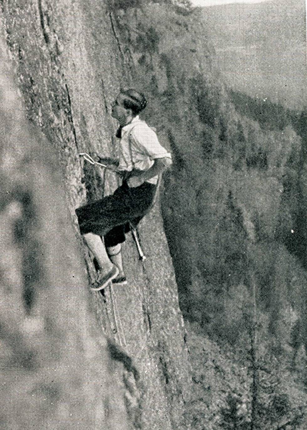 KlASSIKER: Arne Næss på Bolterisset (6+) i Østveggen på Kolsås, ca 1940. Næss gikk bolterisset allerede i 1935, men hang da i boltene oppover så det var ingen fribestigning. Einar Hoff Hansen forsøkte gå Bolterisset i 1943, men falt og omkom. Første fribestigning ble gjort i 1969 av the one and only Ulf Geir Hansen. Selv om svaskoene hadde meldt sin ankomst, skal UGH ha gått både den og Fandens Hekletøy med stive støvler. Foto: Arkiv Arne Larsen Klippeklatring-3