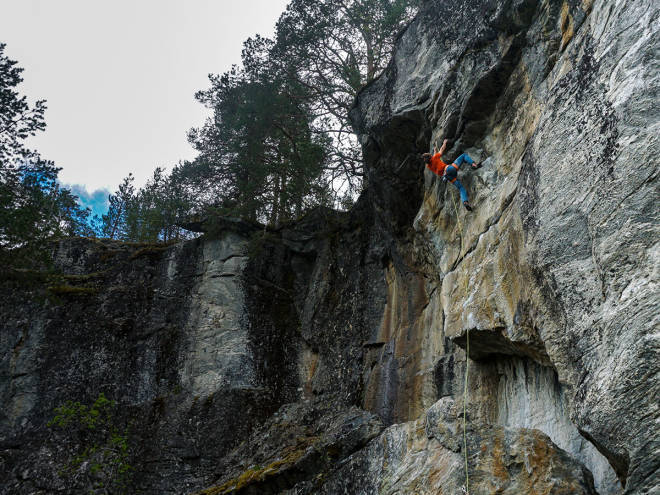 TYPISK: Romsdal er fullt av klatreruter, men mange av dem er temmelig krevende. Her er Kyrre Buxrud i aksjon på ruta «Bjøro Hålands Memorial Pitch» (8-) på Slettafossen. Foto: Finn K. Hovem Klatring Romsdal