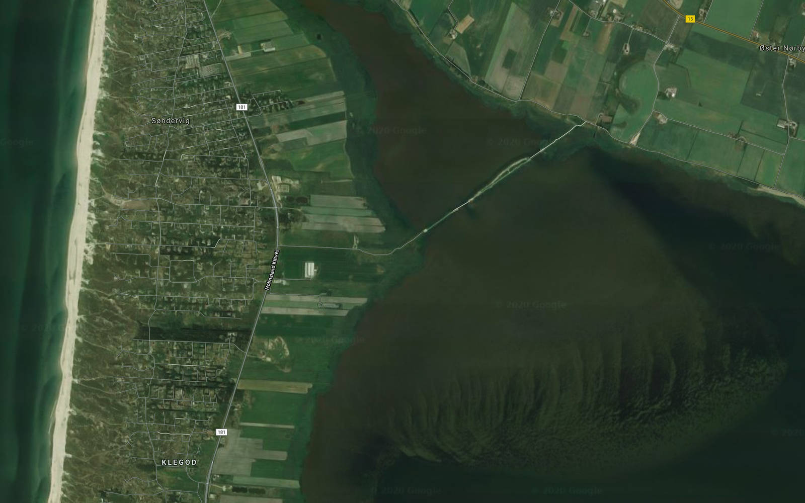 SPEILBLANKT VANN PÅ KLOSTER: Kitespoten ved Kloster gir så flatt vann til tider at det ikke engang er krusninger på overflaten. Bilde: Google Kloster Danmark Ringkøbingfjorden kite