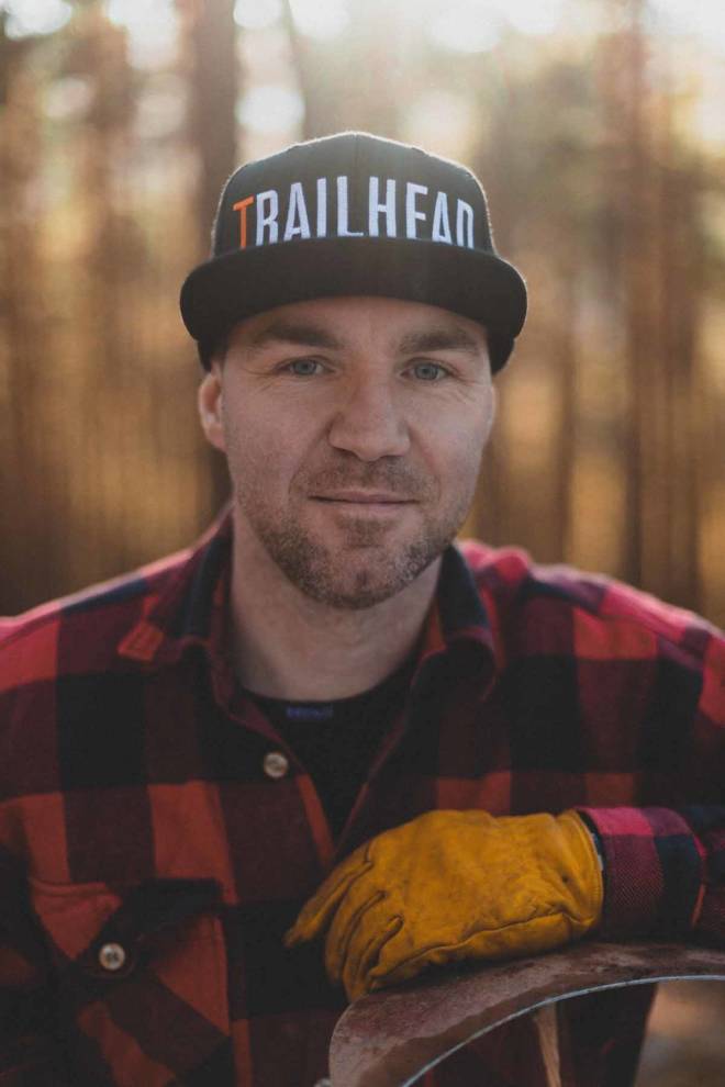 STIBYGGER: Knut Lønnqvist i Trailhead Nesbyen har bygget sti i mange år. Nå øker behovet for folk med kompetanse på å lage bra sykkelstier. Foto: Kristoffer H. Kippernes. knut lønnqvist trailhead nesbyen