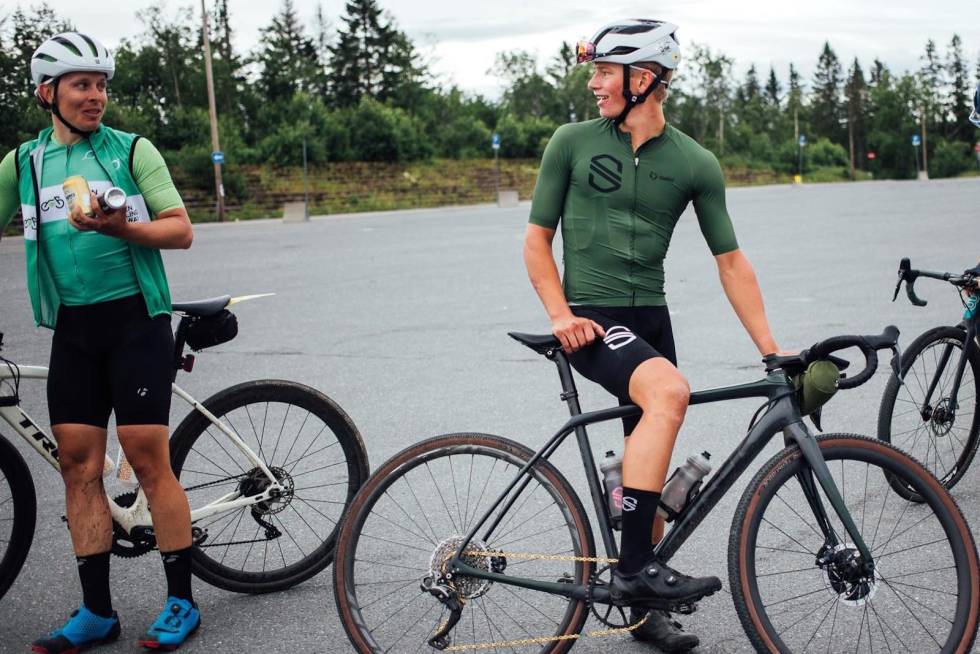 RASKEST: Jonas Orset (til venstre) rykket fra Knut Røhme da det gjensto cirka 15 kilometer. De to var henholdsvis første og andre rytter til å fullføre hele den 260 kilometer lange ruta med 5300 høydemeter. Foto: Steff Gutovska Jonas Orset og Knut Røhme etter Oslo Gravel Grinder 2020
