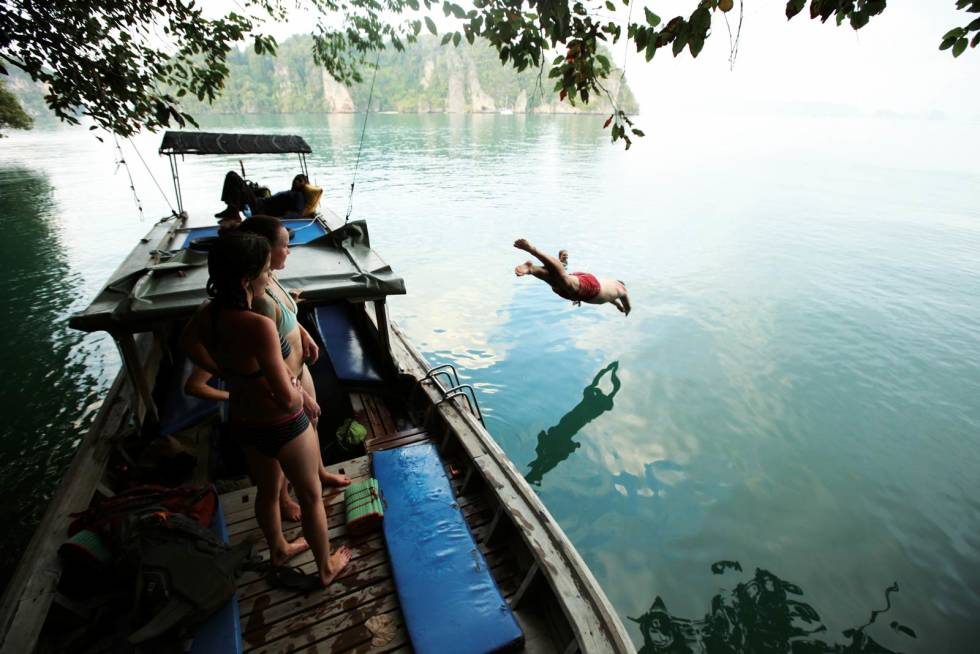 Avkjøling: Lite er som et bad etter en solid økt i veggen. Her under Grateful Wall viser Gaute Magnussen god stupestil. Foto: Dag Hagen Koh-Yao-Noi-Thailand-Klatring-11