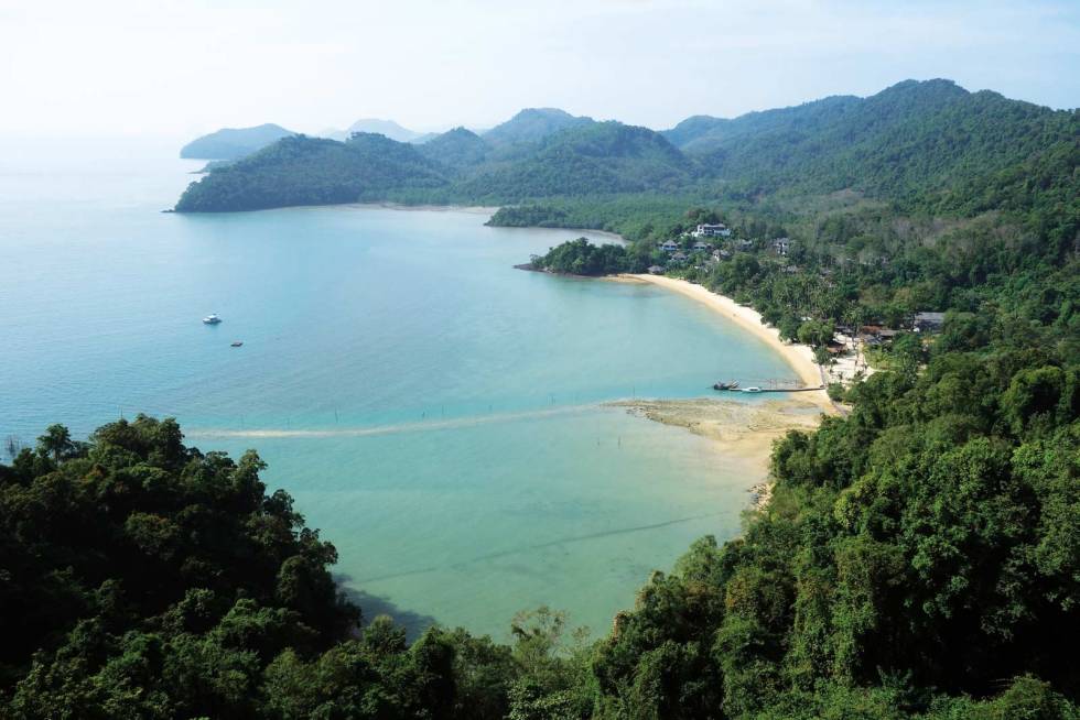 Utsikt: Et vakkert syn fra toppen av The Mitt. Der ligger en av de få strendene på Koh Yao Noi, med Paradise Koh Yao resort. Foto: Dag Hagen Koh-Yao-Noi-Thailand-Klatring-2